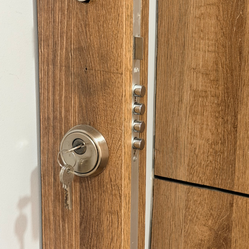 Cerradura principal Yale con escudo de seguridad Yale